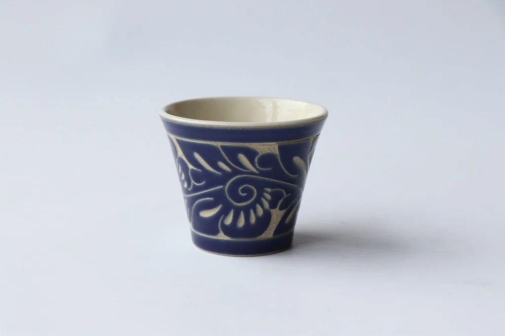 育陶園 一色・フリーカップ極小 藍唐草線彫の詳細画像 育陶園 一色・フリーカップ極小 藍唐草線彫の詳細画像