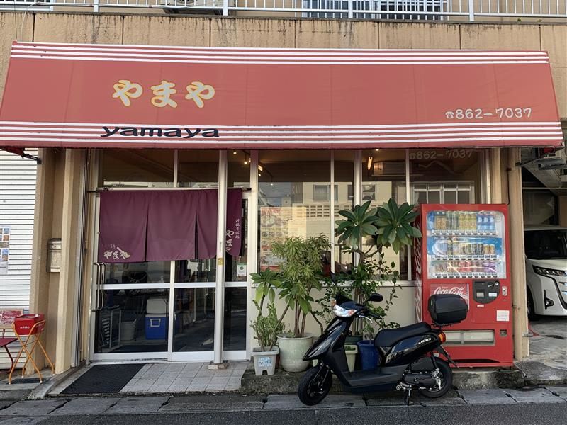 こだわりの一杯、澄みわたる豚骨スープの沖縄そば